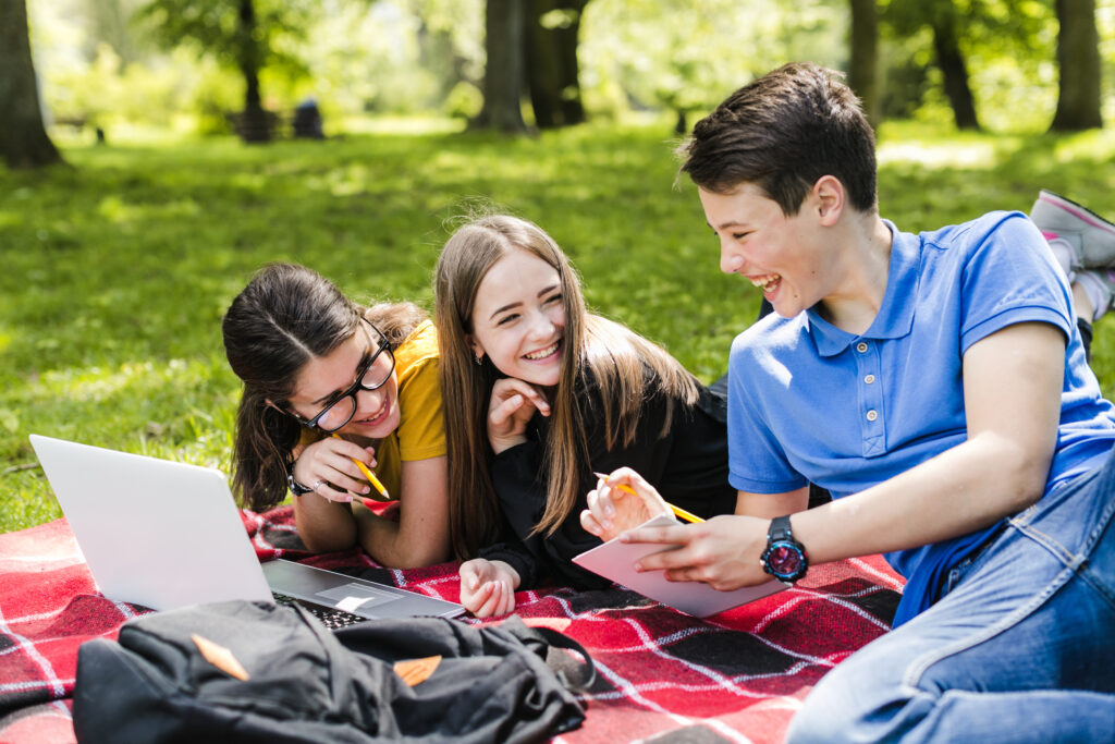 Cum îl ajută o tabără internațională pe copilul tău? 2 articol tabere de engleza Anglia SUA