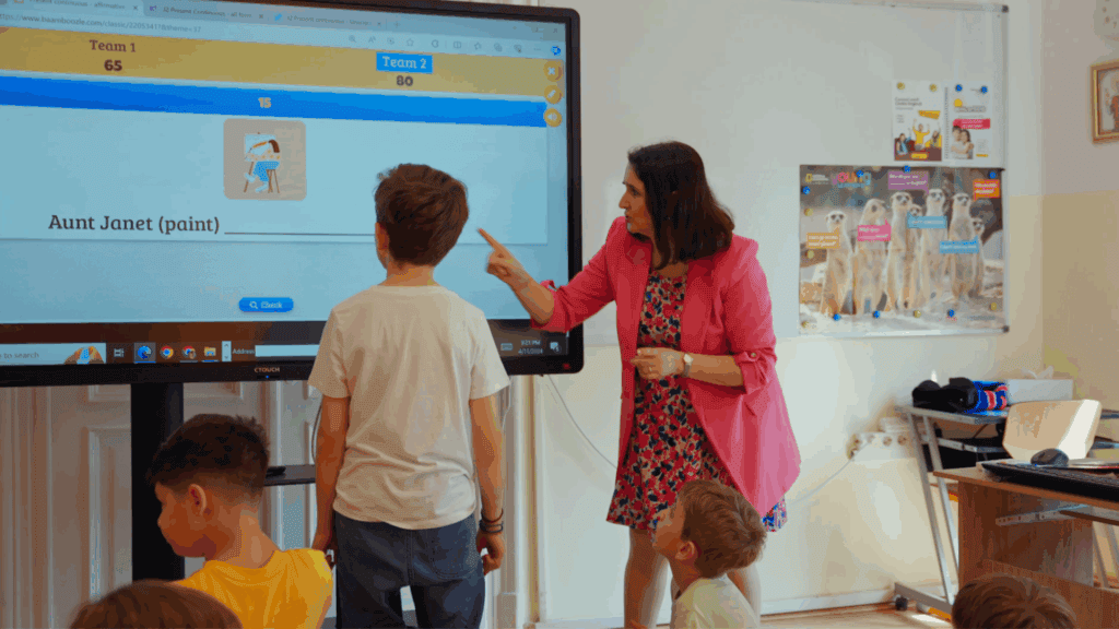 Ce spun studiile despre beneficiile bilingvismului la copii? 4 hello english poza carusel cursuri an