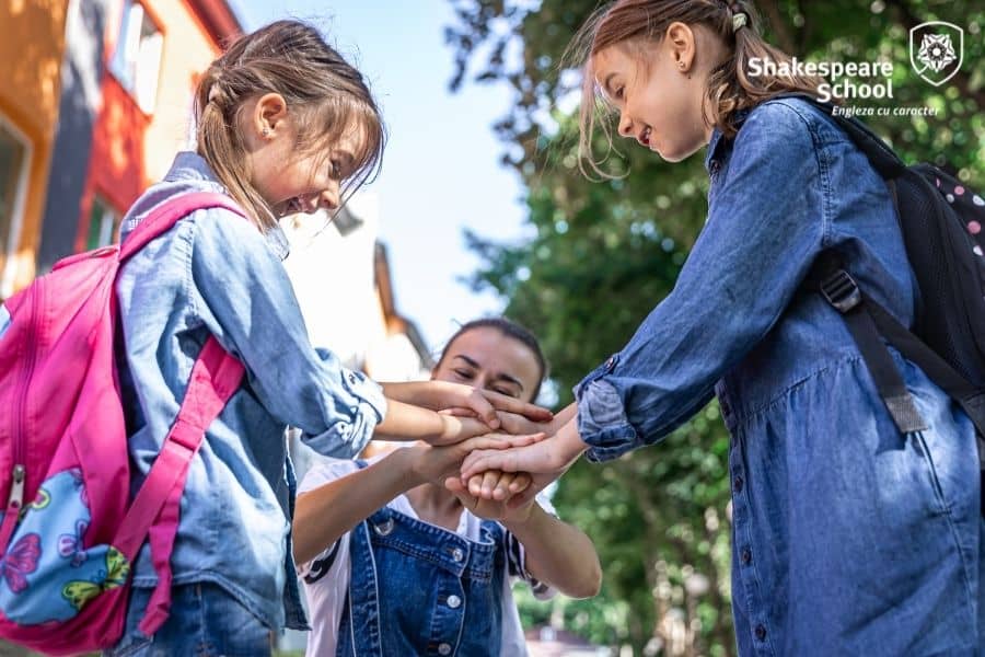 Cum ajutăm copilul timid să își depășească temerile 4 Cum ajutam copilul timid sa isi depaseasca temerile 4