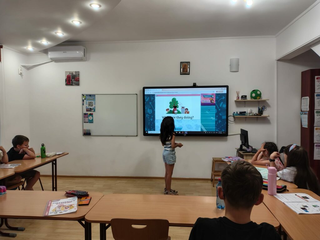 Cum se dezvoltă un copil învățând limba engleză? 2 cursuri interactive limba engleza shakespeare school