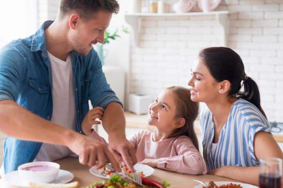 De ce sunt mesele în familie importante pentru dezvoltarea copiilor 3 De ce sunt mesele in familie importante pentru dezvoltarea copiilor 2