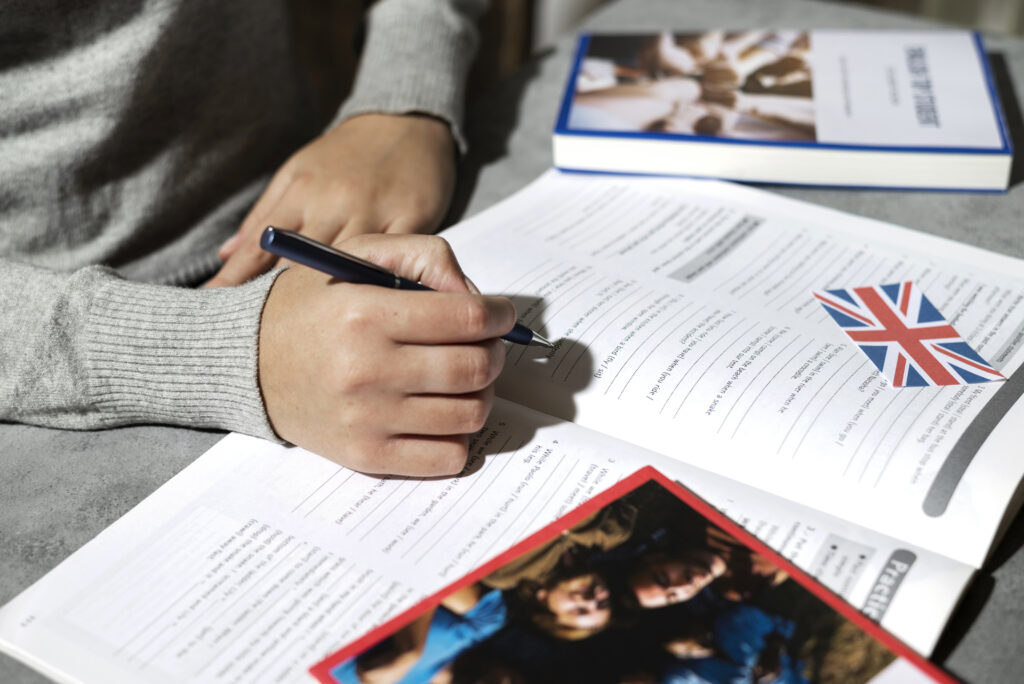 Ghidul Examenelor Cambridge: YLE, KET, PET, FCE, CAE și al Testului IELTS 2 Ghidul Examenelor Cambridge YLE KET PET FCE CAE si al Testului IELTS