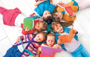 copii care citesc