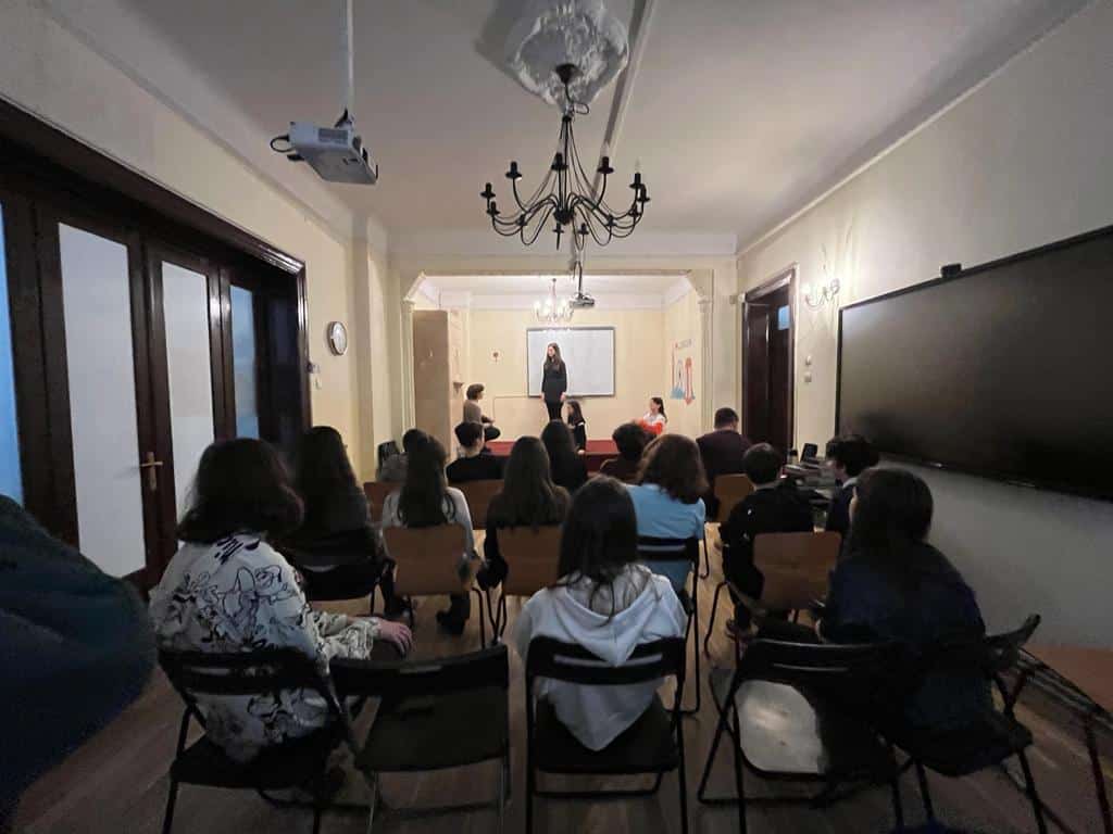 Jurnalul unui profesor de teatru: Shakespeare School Drama Club Showcase 3 A Tale Of a Gang Of Girls 4