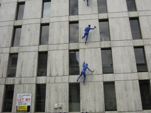 ciudatenii albastre pe cladiri londoneze