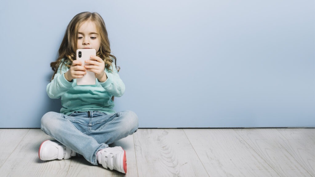 accesul copiilor la platformele de socializare